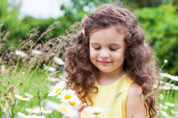 Bébé fille avec des marguerites à l'extérieur — Photo