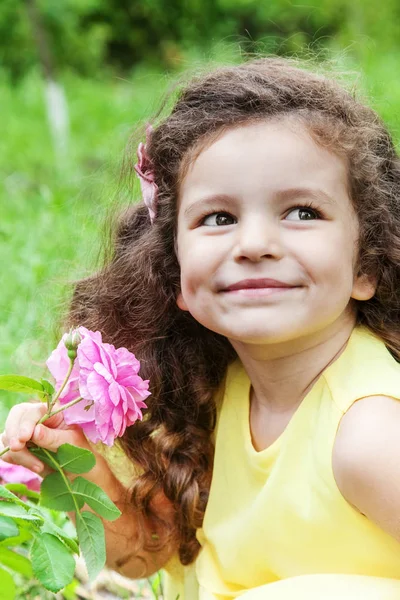 Dziecko z róży kwiat na zewnątrz — Zdjęcie stockowe