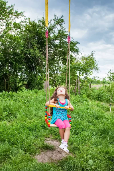 Bébé fille dans swing en plein air — Photo