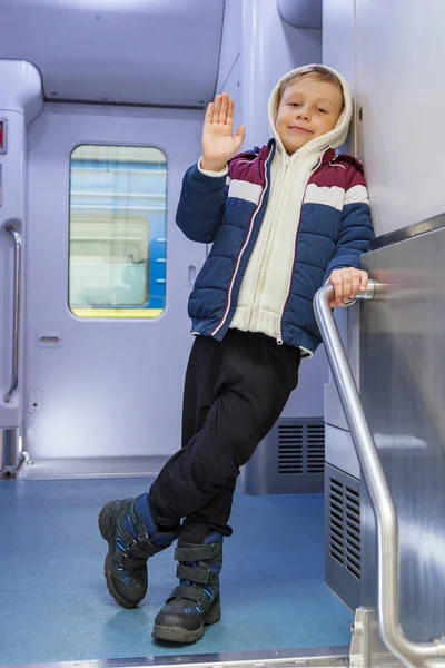 Мальчик машет рукой из поезда. — стоковое фото