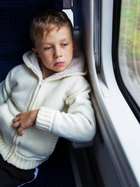 Tren pencereden dışarı bakarak çocuğun