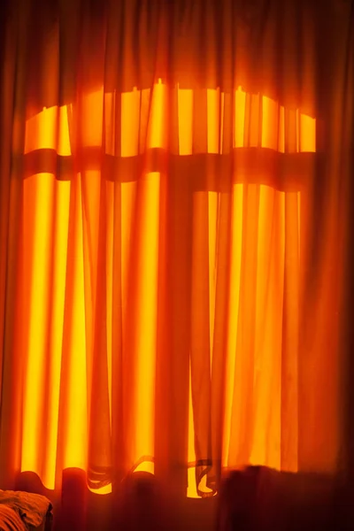 Rideaux orange illuminés par le soleil — Photo