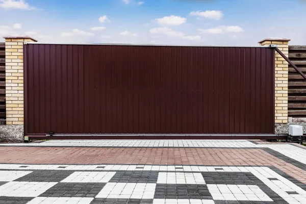 Large automatic sliding garage door — Stock Photo, Image