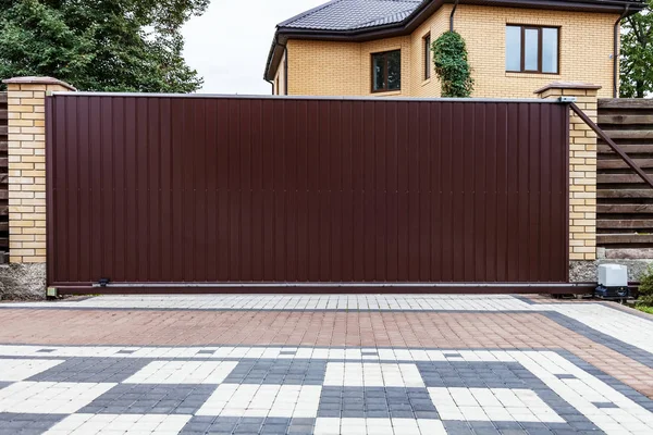 Large automatic sliding garage door — Stock Photo, Image