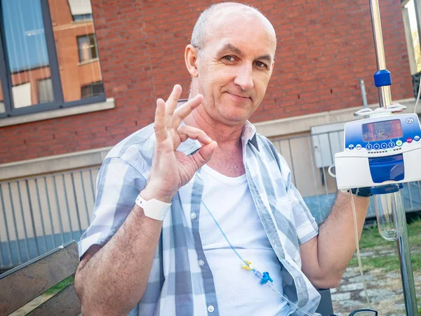 Patiënt chemo behandeling ondergaat toont gebaar oke — Stockfoto