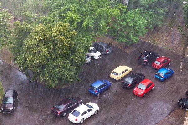 Carros estacionados na chuva — Fotografia de Stock