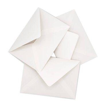 Beyaz zemin üzerinde üç zarf yalıtım