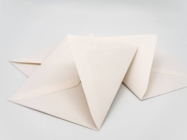 Beyaz zemin üzerinde üç zarf