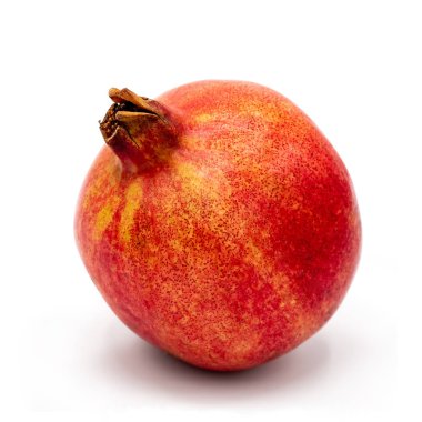 Beyaz arkaplanda izole edilmiş nar meyvesi