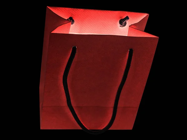 Sacchetti di carta rossa isolati su sfondo nero — Foto Stock