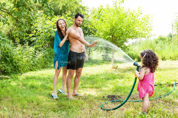 Ouders spelen met kleine dochter outdoors — Stockfoto