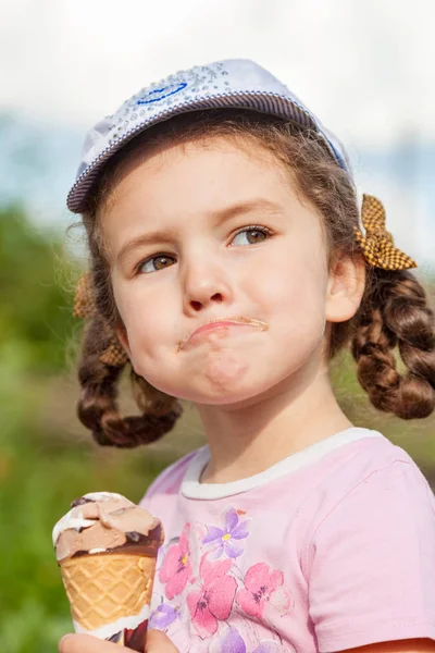 Портрет Маленької Дівчинки Морозивом Вулиці — стокове фото