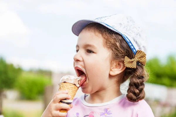 Little girl licking ice cream — Stock Photo, Image