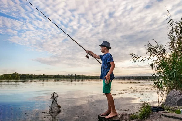 Jongen met een hengel vangt een vis — Stockfoto