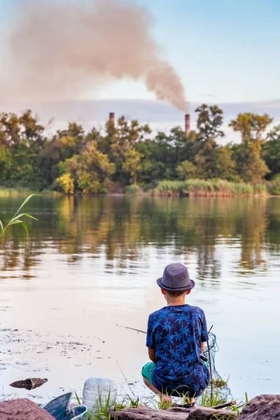 Ragazzo con una canna da pesca cattura un pesce — Foto Stock