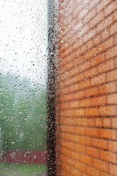 Pioggia giorno d'estate, gocce di pioggia sul vetro della finestra, primo piano — Foto Stock