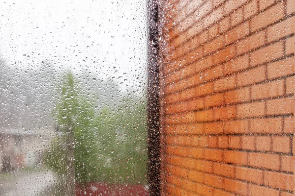 Dia de verão chuvoso, gotas de chuva no vidro da janela, close-up — Fotografia de Stock