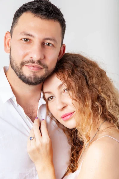 Retrato de um casal amoroso em estúdio close-up — Fotografia de Stock