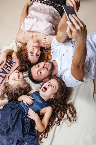 Ευτυχισμένη οικογένεια λήψη selfie φωτογραφία με το smartphone — Φωτογραφία Αρχείου