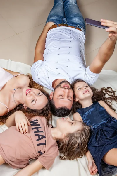 Ευτυχισμένη οικογένεια λήψη selfie φωτογραφία με το smartphone — Φωτογραφία Αρχείου