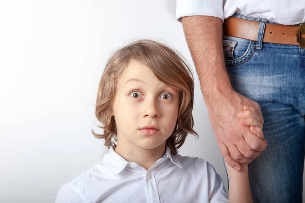 Junge hält Vater an der Hand — Stockfoto