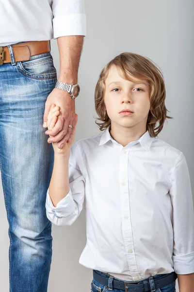 Niño sosteniendo padre de la mano — Foto de Stock