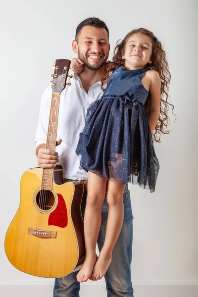 Padre sostiene a su hija en sus brazos — Foto de Stock