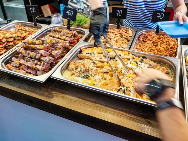 Voedselkraam Met Traditionele Streetfood Zeevruchten Het Street Food Festival — Stockfoto