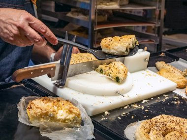 Baker hamur işlerini satılık parçalara ayırıyor.