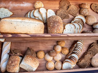 Pazar tezgahında bir yığın taze çörek ve ekmek.
