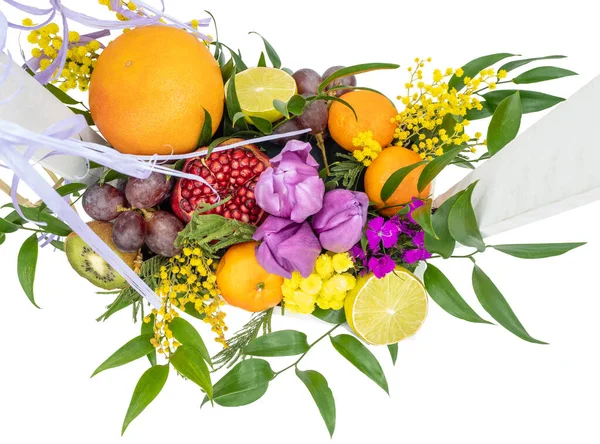 Buquê Frutas Flores Uma Caixa Madeira Isolada Fundo Branco Vista — Fotografia de Stock