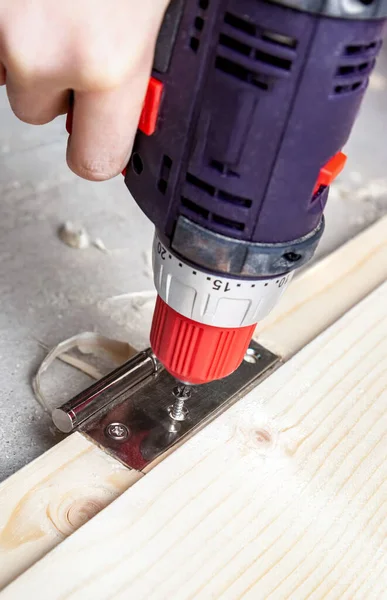 Screwing Door Hinge Wooden Door Frame Electric Screwdriver — Stock Photo, Image