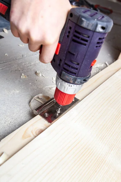 Screwing Door Hinge Wooden Door Frame Electric Screwdriver — Stock Photo, Image