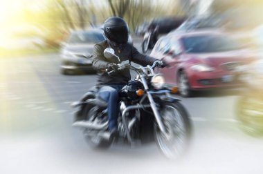 Motosiklet üzerinde hızlı hareket motorcu