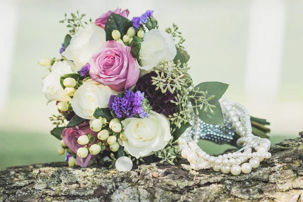 新娘花束和室外的珍珠项链详细拍摄的婚礼 — 图库照片