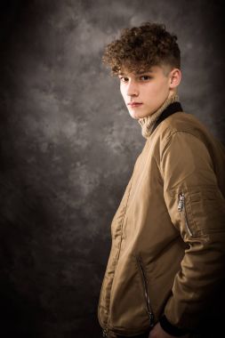 Beyaz genç çocuk stüdyo portre 