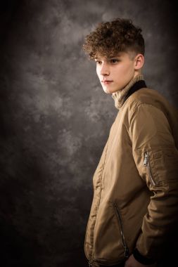 Beyaz genç çocuk stüdyo portre 