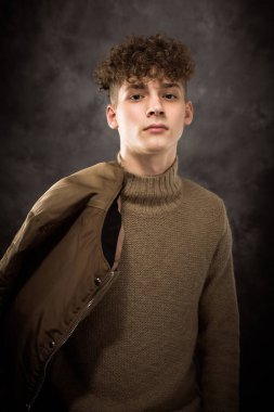 Beyaz genç çocuk stüdyo portre 