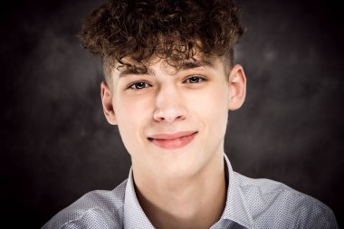 Beyaz genç çocuk stüdyo portre 