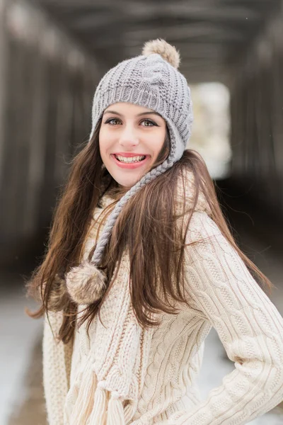 Caucasion High School Senior buiten winter — Stockfoto