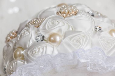 Whtie glam gül ve inci gelin buketi 