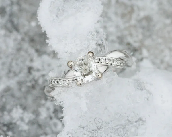 Платиновое блестящее обручальное кольцо на льду Лицензионные Стоковые Изображения