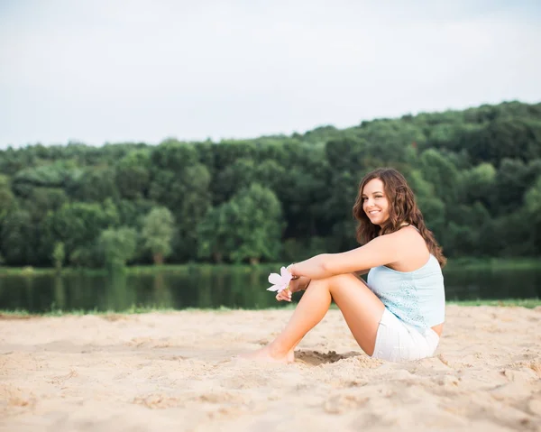 Vacker brunett teen kvinna utanför en sommardag — Stockfoto