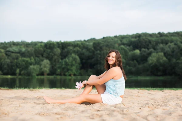 Vacker brunett teen kvinna utanför en sommardag — Stockfoto