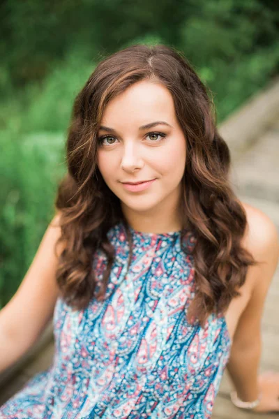 Mooie brunette tiener vrouw buiten op een zomerdag — Stockfoto