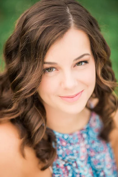 Mooie brunette tiener vrouw buiten op een zomerdag — Stockfoto