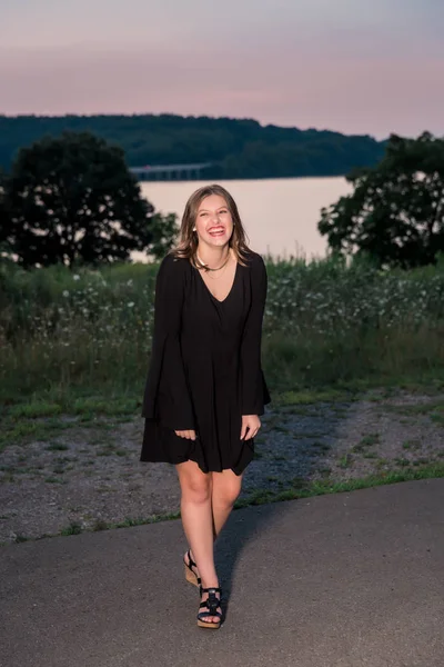 Caucasiano High School Senior Girl Fora — Fotografia de Stock