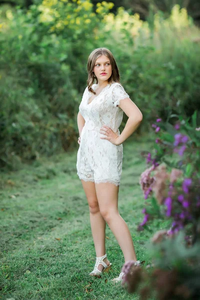 Caucasiano High School Senior Girl Fora — Fotografia de Stock