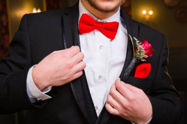 Mezuniyet balosu için giyinmiş genç çocuk