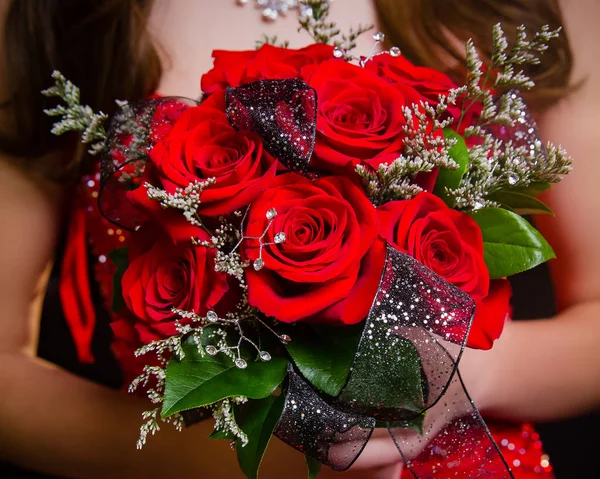 Bouquet da ballo rose rosse — Foto Stock